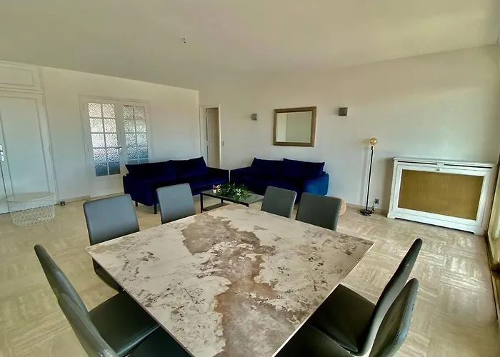 Central -300M Palais- Seaview-A/C-Wifi-Spacieux